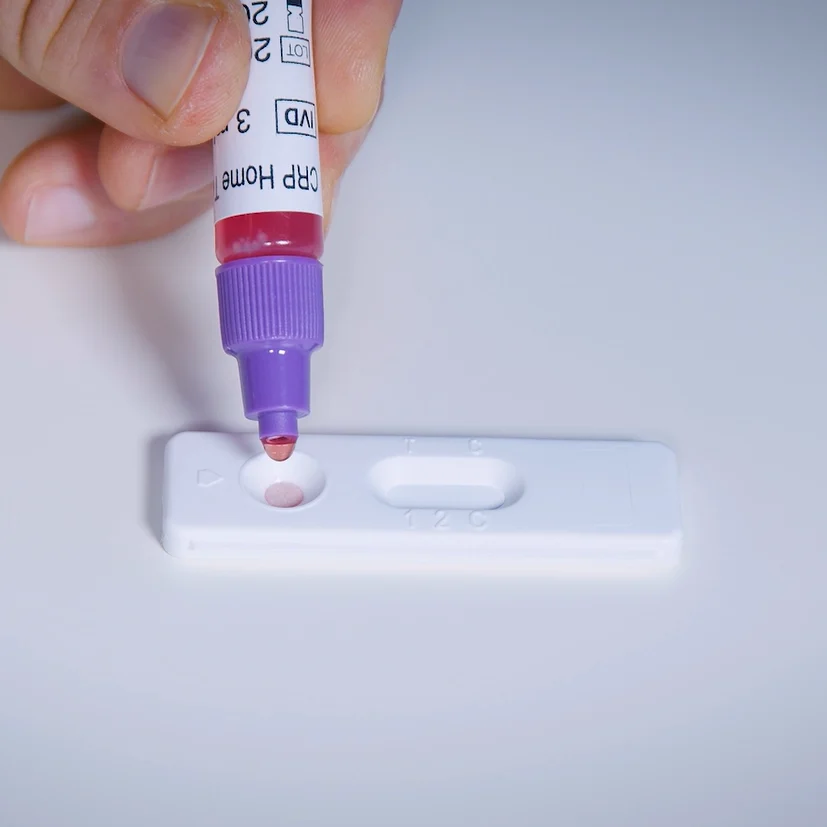 Patris Health CRP-Selbsttest – Schritt 4, vier Tropfen werden auf die Testkassette gegeben