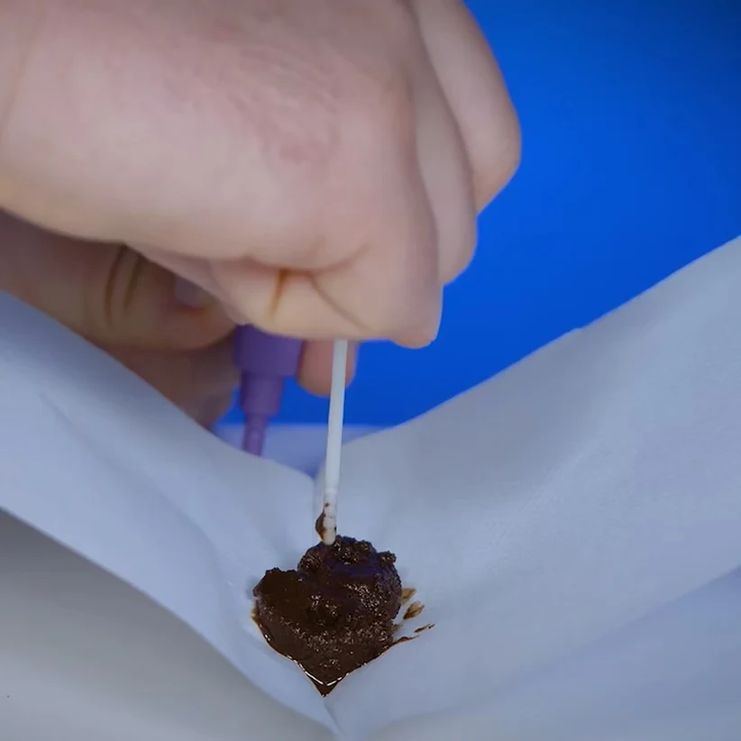Stuhlprobe wird mit dem Probenentnahmestab entnommen