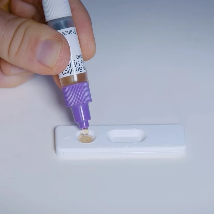 Patris Health Calprotectin-Selbsttest – Schritt 3, Tropfen des Extrakts werden in die Probenvertiefung der Testkassette gegeben