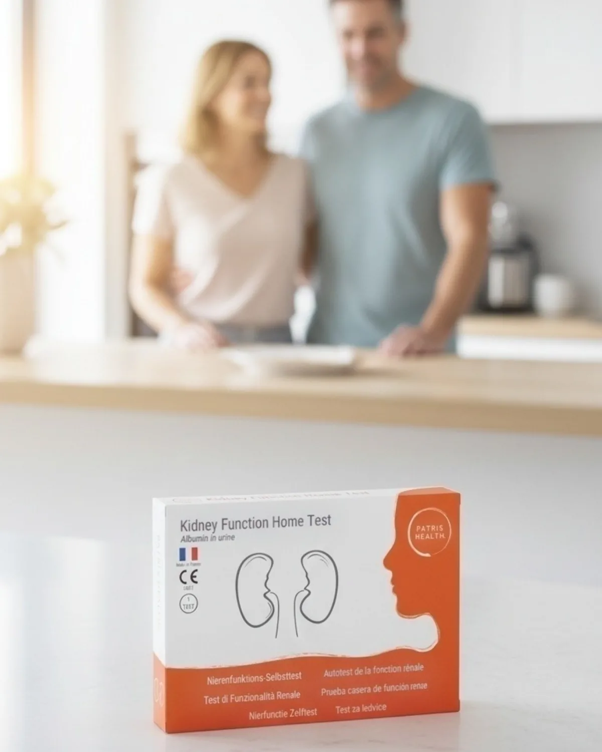 Patris Health Nierenfunktions-Selbsttest (Albumin) – die Testbox auf einer Küchenarbeitsplatte, im Hintergrund ein Paar