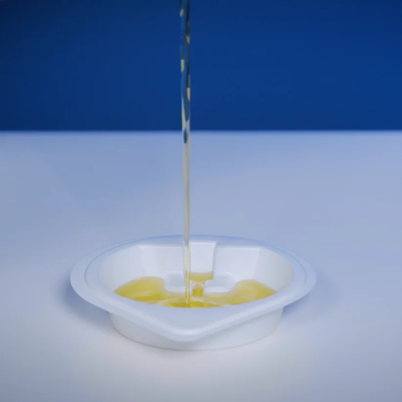 Patris Health Nierenfunktions-Selbsttest (Albumin) – Schritt 1, die Urinprobe wird im Becher aufgefangen