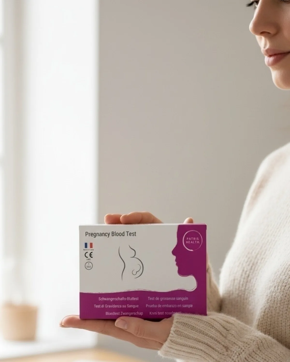 Patris Health Schwangerschafts-Bluttest – Frau mit der Testbox in der Hand