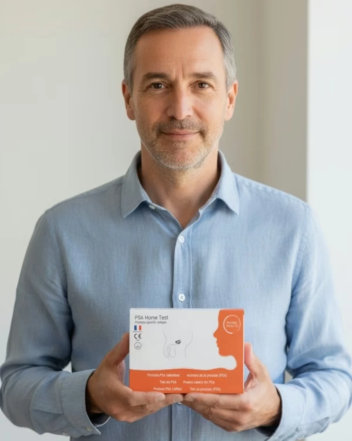 Patris Health Prostata-PSA-Selbsttest – Mann hält die Testbox in der Hand