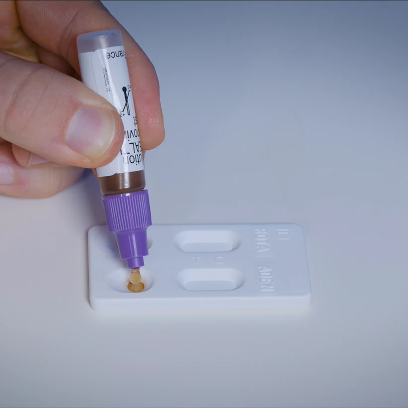 Patris Health Rotavirus-/Adenovirus-Selbsttest – Schritt 3, Tropfen des Extrakts werden in eine der beiden Probenvertiefungen gegeben
